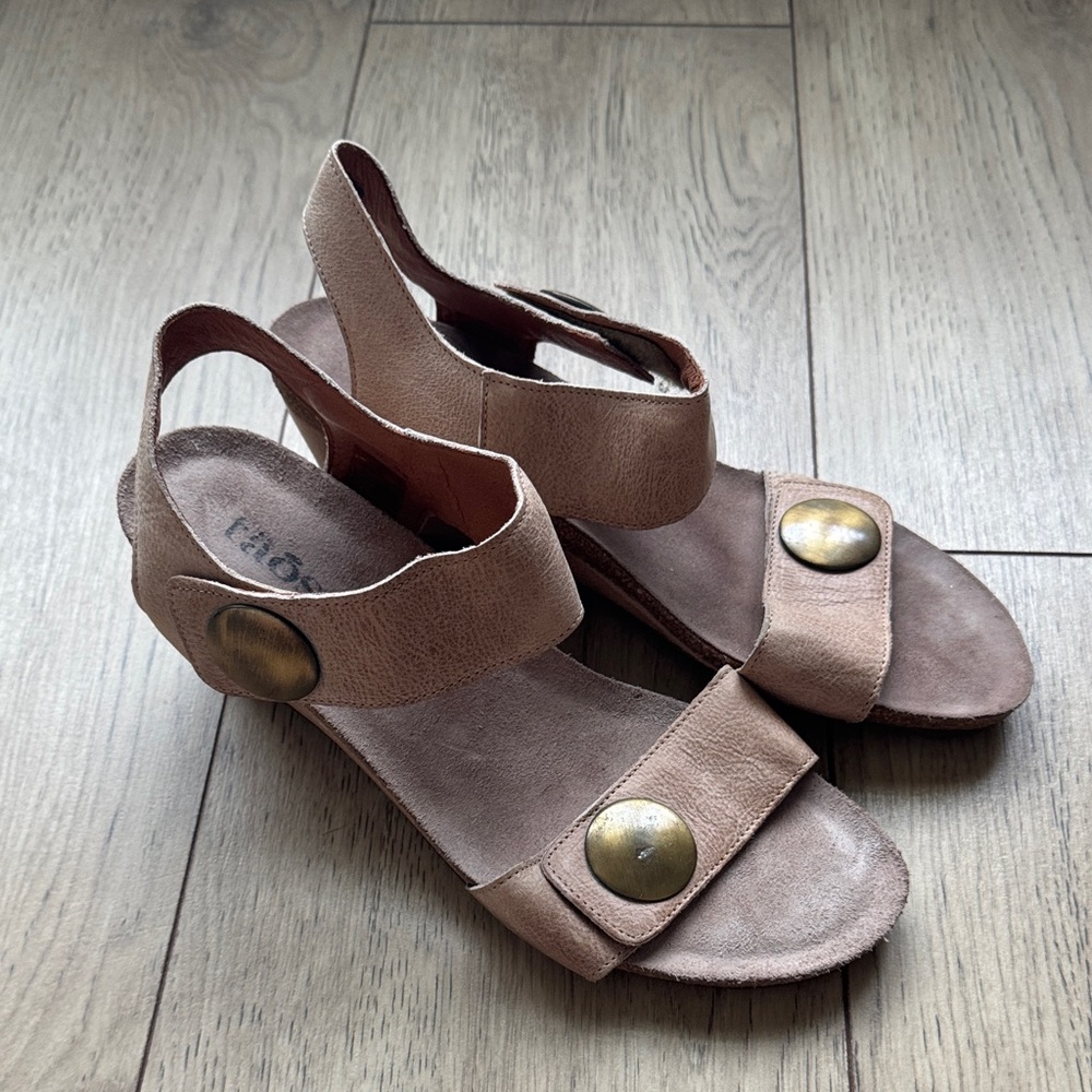 Taos Leather Strap Sandals with Brass Buttons Women’s Size 42 (US 11)